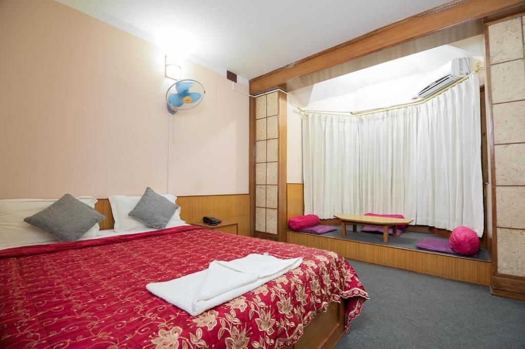 Hotel Candle Inn Pokhara Esterno foto